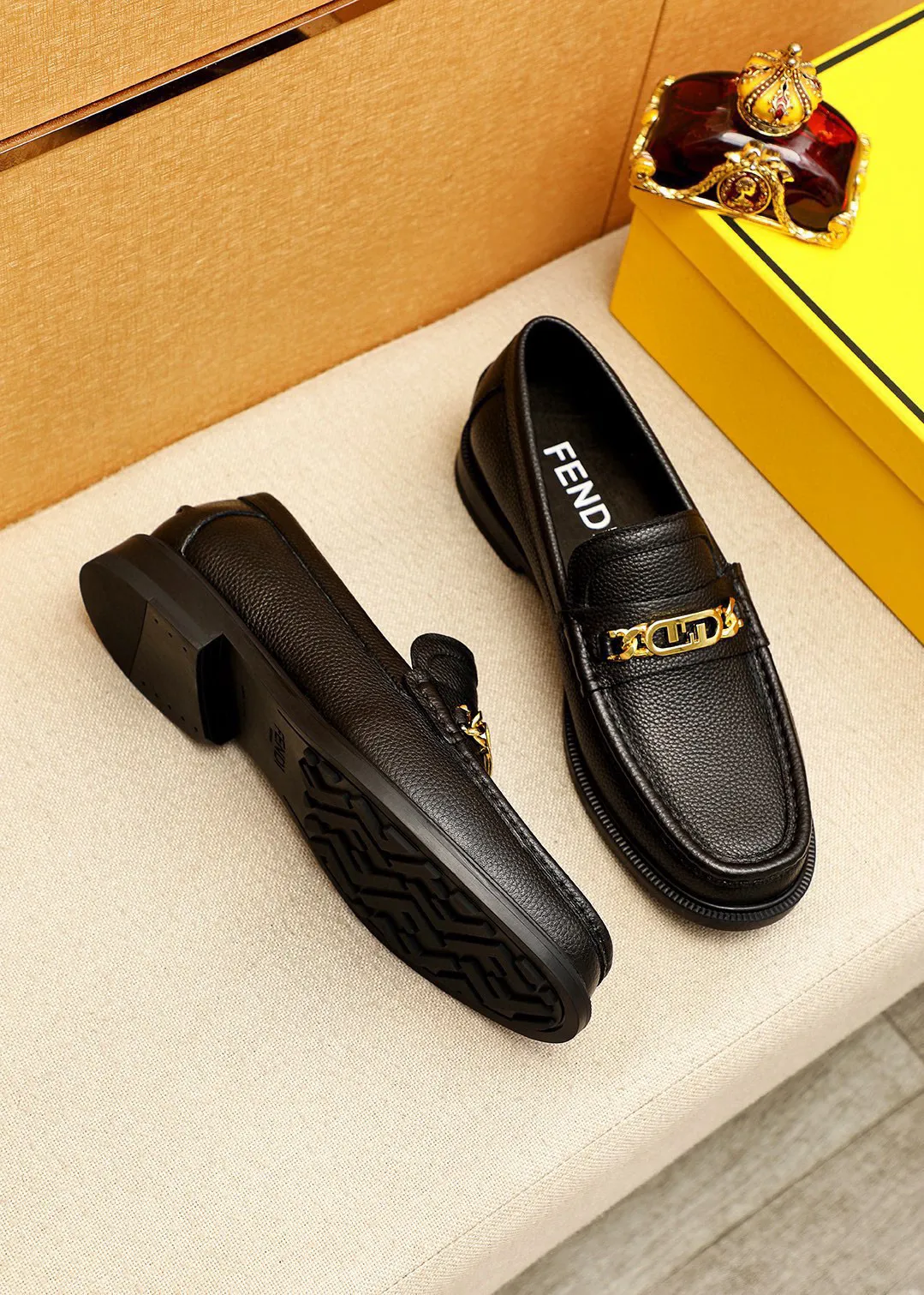 Men's shoes 💰460 💐 Product trademark: FENDI [Fendi] casual leather shoes Regular size: 38-44 (45🉑️customized) Product materials: Selected imported first-layer pebbled cowhide leather upper + luxury hardware buckle, imported cowhide lining. Strong three-dimensional visual effect, rubber outsole Color: 3⃣️colors available